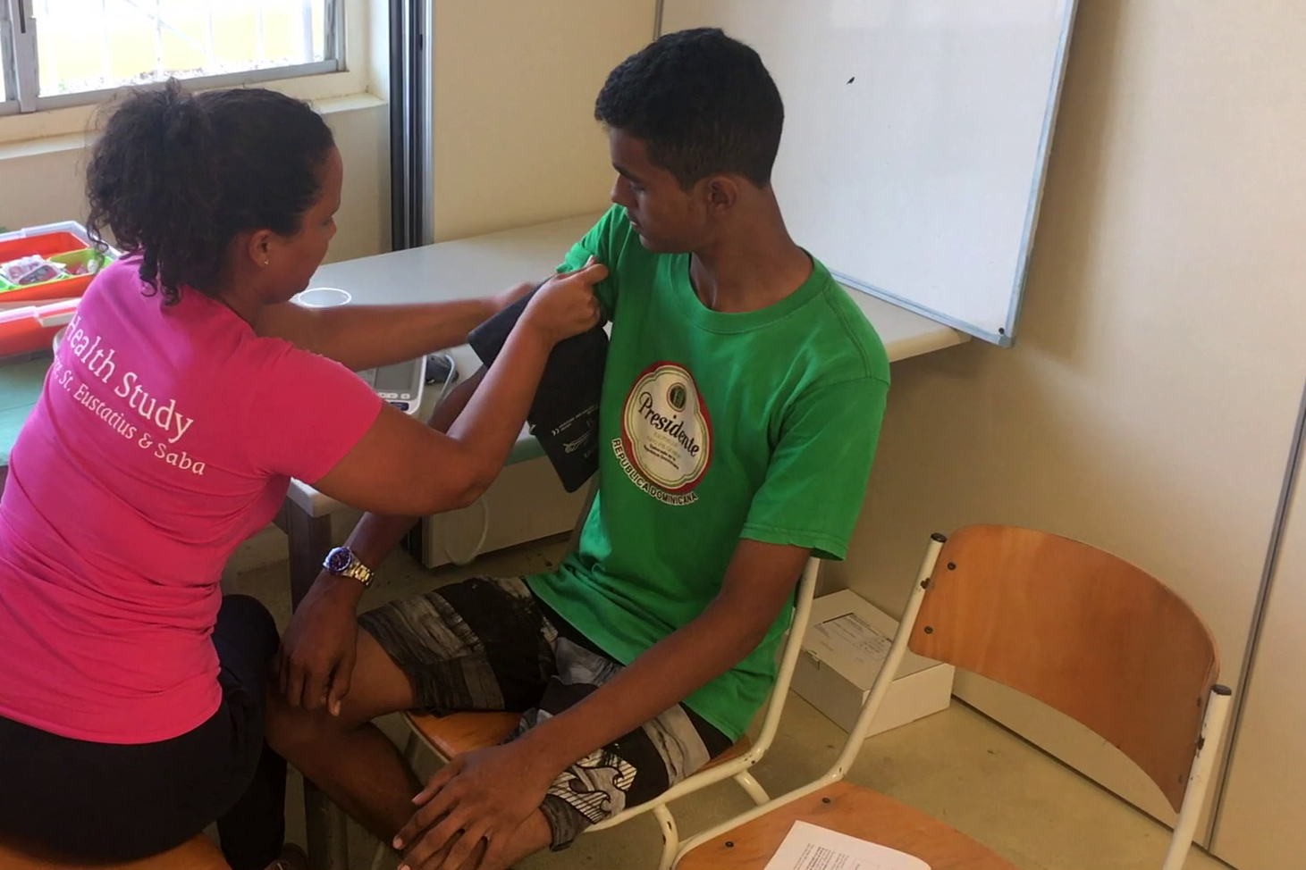 Medewerker van de Health Study op Bonaire behandelt een patient.