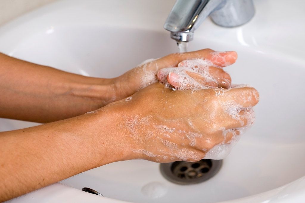 Foto van persoon die handen wast
