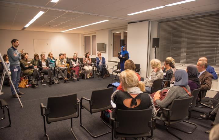 Groepsdiscussie rond verschillende stellingen in workshop Publieke gezondheid en vluchtelingen